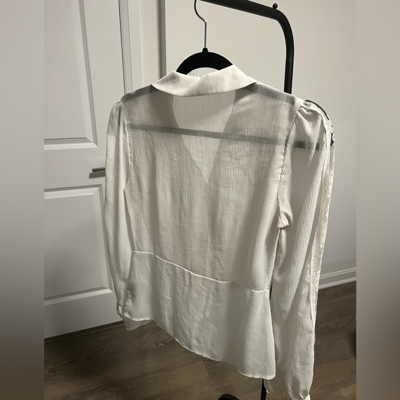 Suzy Shier cute button down white blouse. Size XS - Picture 2 of 3
